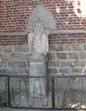 statue